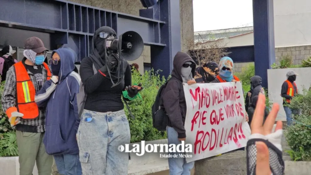 UAEMéx: #Potrogate Enjambre Estudiantil toma edificio Uaemitas; piden posponer elección