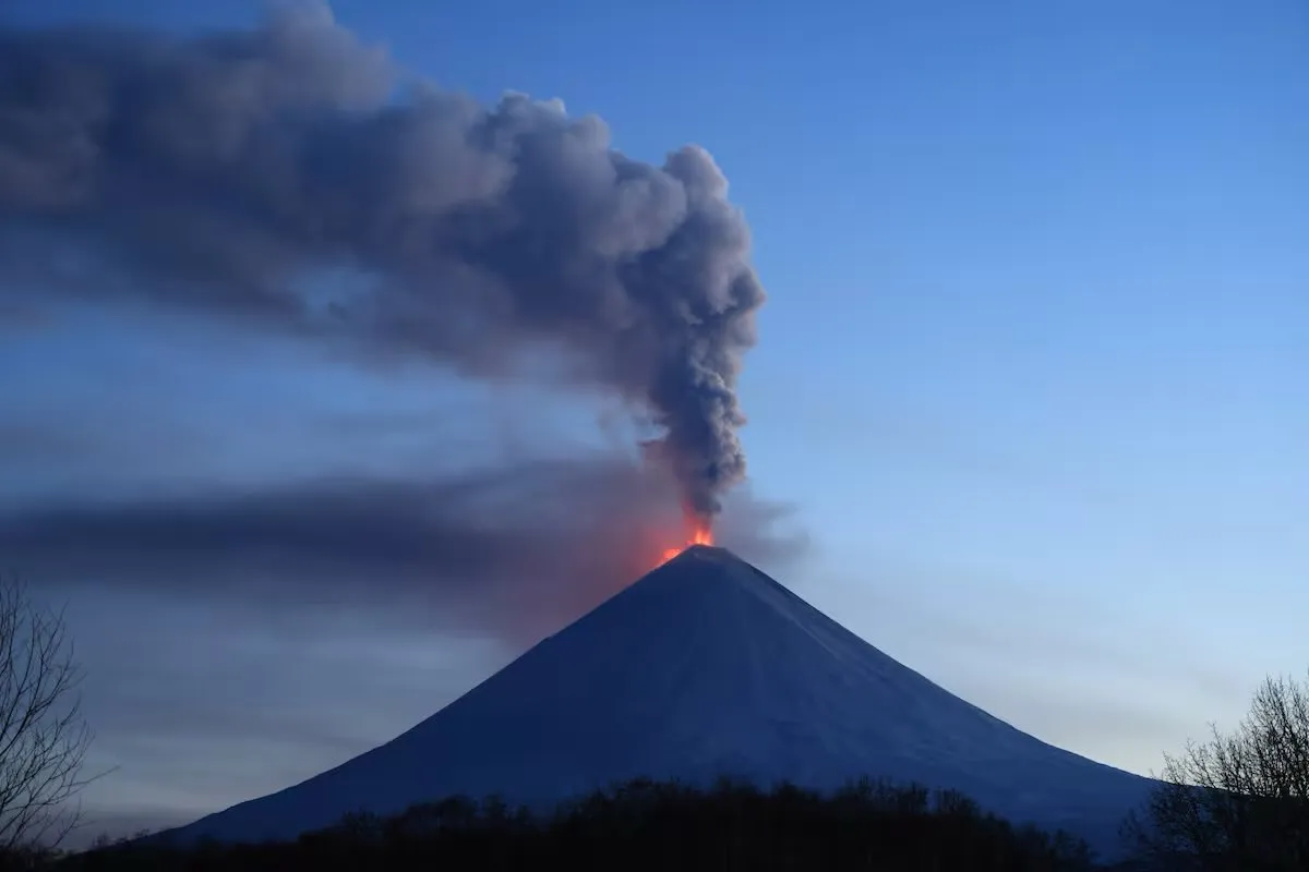 Volcán Kliuchevskoi entra en erupción tras sismo de magnitud 8.8