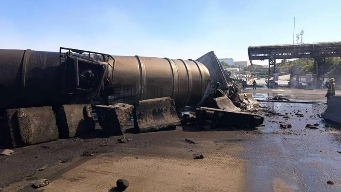 Atizapán: piden que revisen drenajes tras derrame de gasolina por explosión de pipa