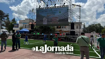Ambiente futbolero se enciende en Teotihuacán con pantalla gigante