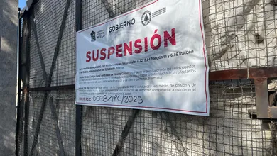 Más de 200 brigadistas y equipo especializado continúan trabajando para sofocar el siniestro.