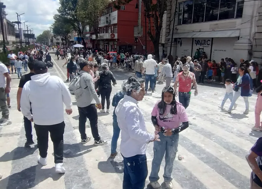 Prohibición de venta de espuma es ignorada en Toluca