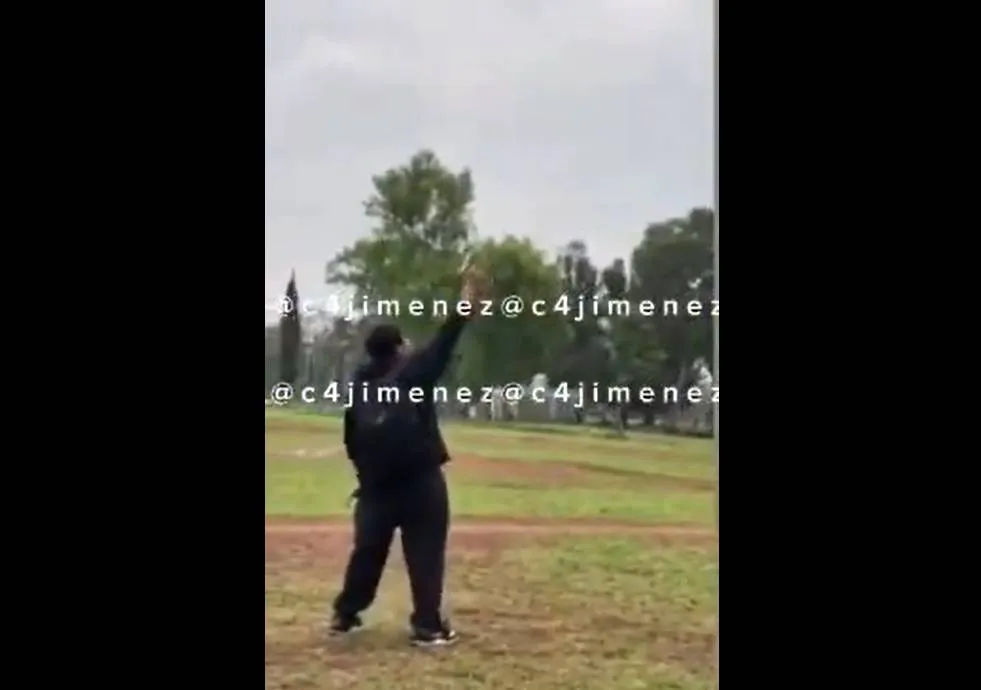 VIDEO: Alumno de bachilleres suelta bala al aire y nadie hace nada
