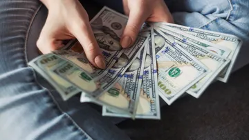 Precio del dólar alcanza los 21.13 pesos, su nivel más alto en más de dos años