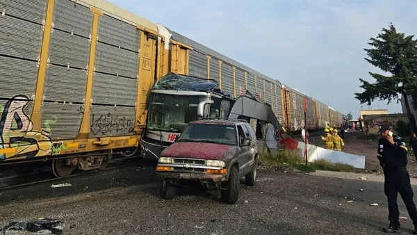 Atlacomulco y San Felipe emiten comunicado tras accidente de tren y autobús
