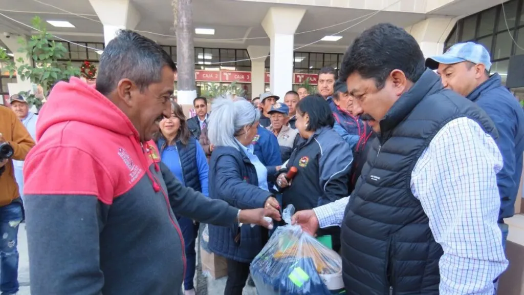 Gobierno de Texcoco entregó uniformes y arcones navideños a personal sindicalizado
