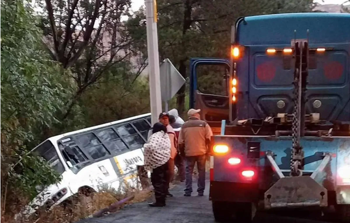 Tepotzotlán: Se descarriló un autobús de pasajeros