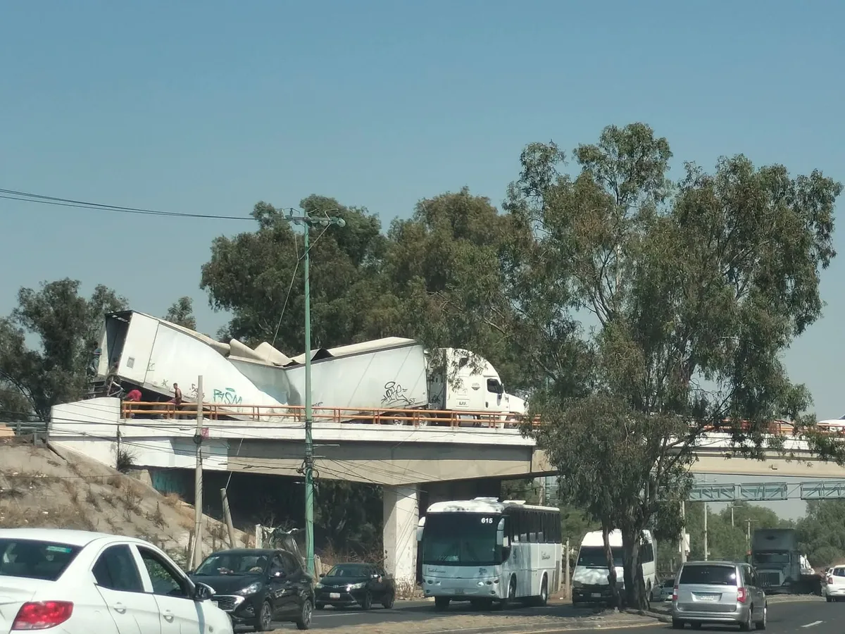 Caos vial en Acolman por tráiler accidentado en la Texcoco-Lechería hoy 01 de mayo