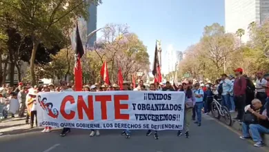 Maestros de la CNTE avanzan por Paseo de la Reforma rumbo al Zócalo en protesta contra la reforma a la Ley del ISSSTE.