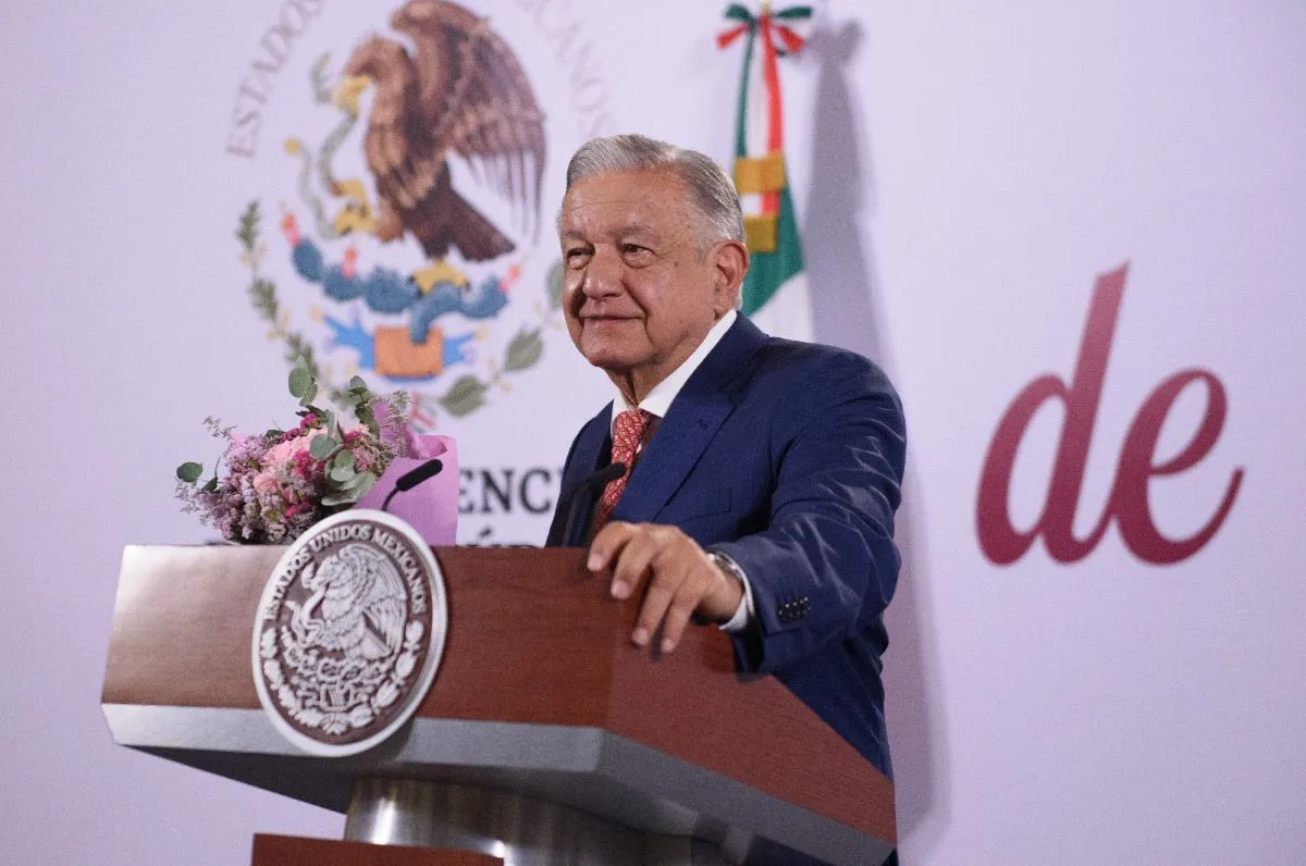 AMLO anuncia aumento al salario de los maestros en México