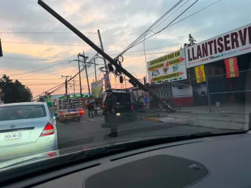Camioneta choca contra poste de luz y provoca afectaciones rumbo a Sauces