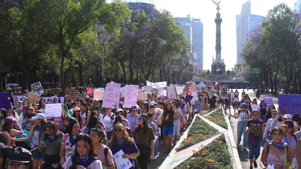 Marchan en paz en el Zócalo por el 25N; firman acuerdo nacional contra abuso