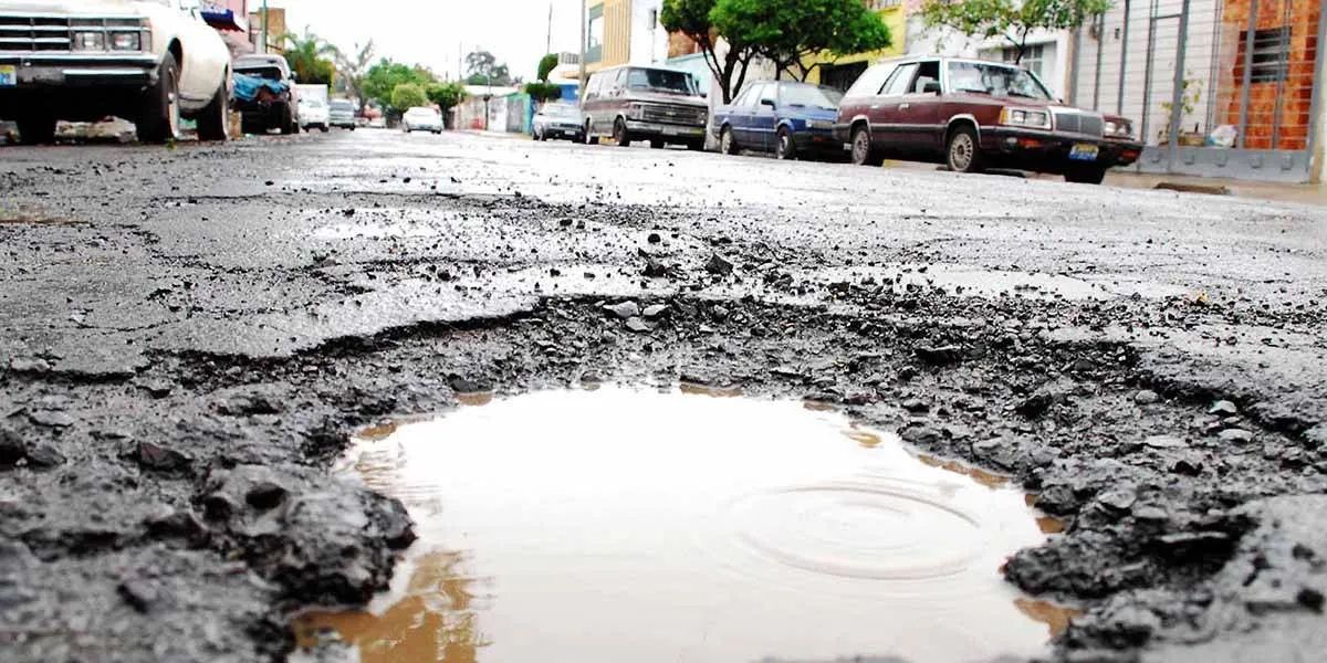 Reaparecen baches en Toluca con las primeras lluvias