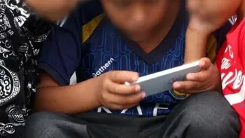 Advierten sobre riesgos de dar celulares y tabletas a niños desde temprana edad.