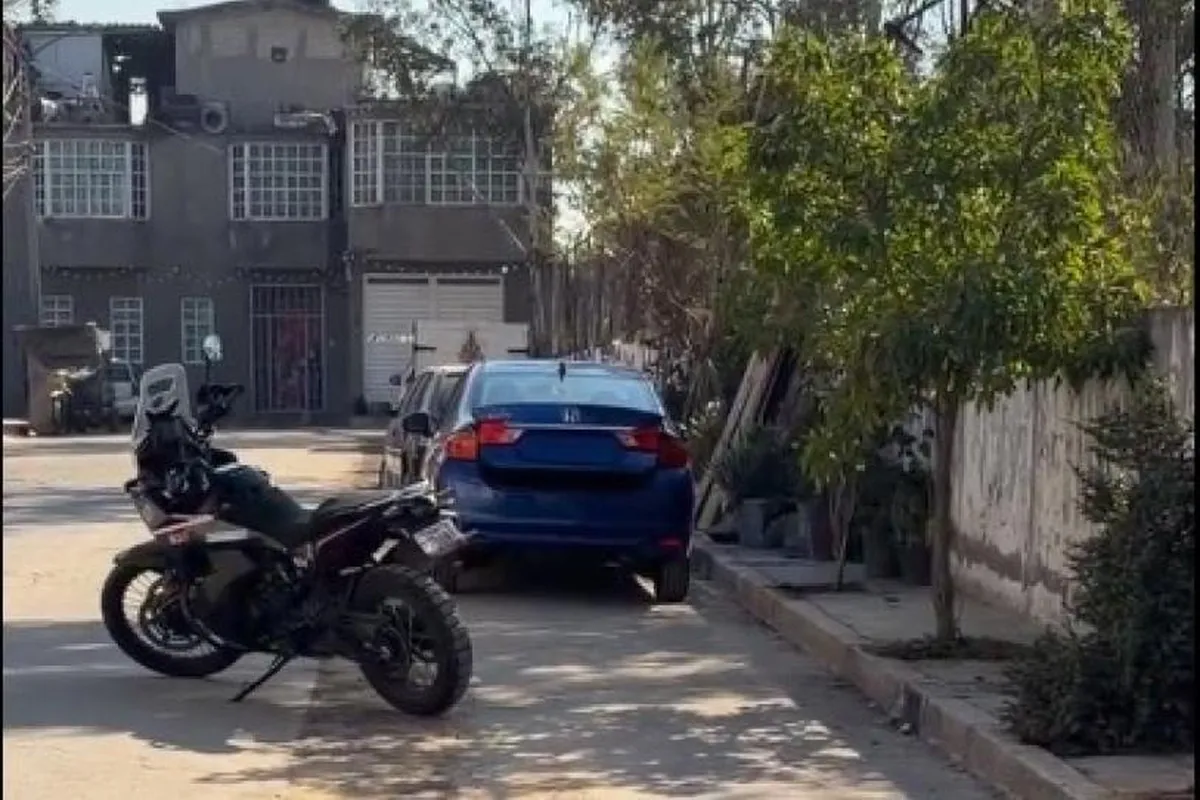 Encuentran en Neza el auto que arrastró y mató a motociclista en Iztapalapa
