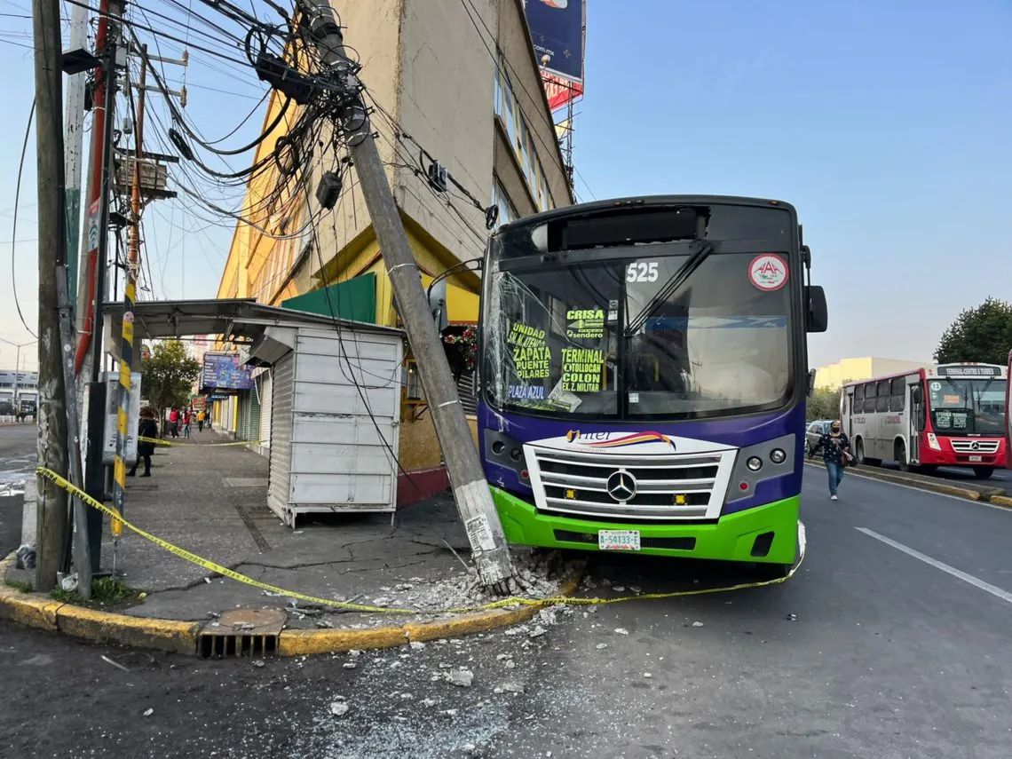 Camión se impacta contra poste en Toluca