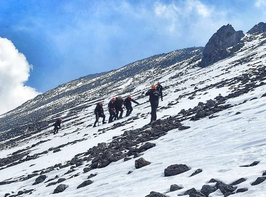 Rescatan a hombre lesionado tras caída en el Nevado de Toluca