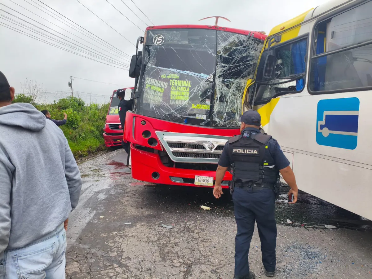 Accidente de transporte público en Toluca deja al menos seis heridos
