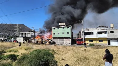Vecinos de la colonia El Pino, donde se encuentra en este momento el siniestro, están utilizando sus redes sociales para pedir ayuda a los bomberos y personal de Protección Civil del Estado de México para que los auxilie. Foto: Redes