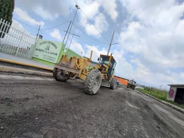 Atienden baches en San Cristóbal Huichochitlán