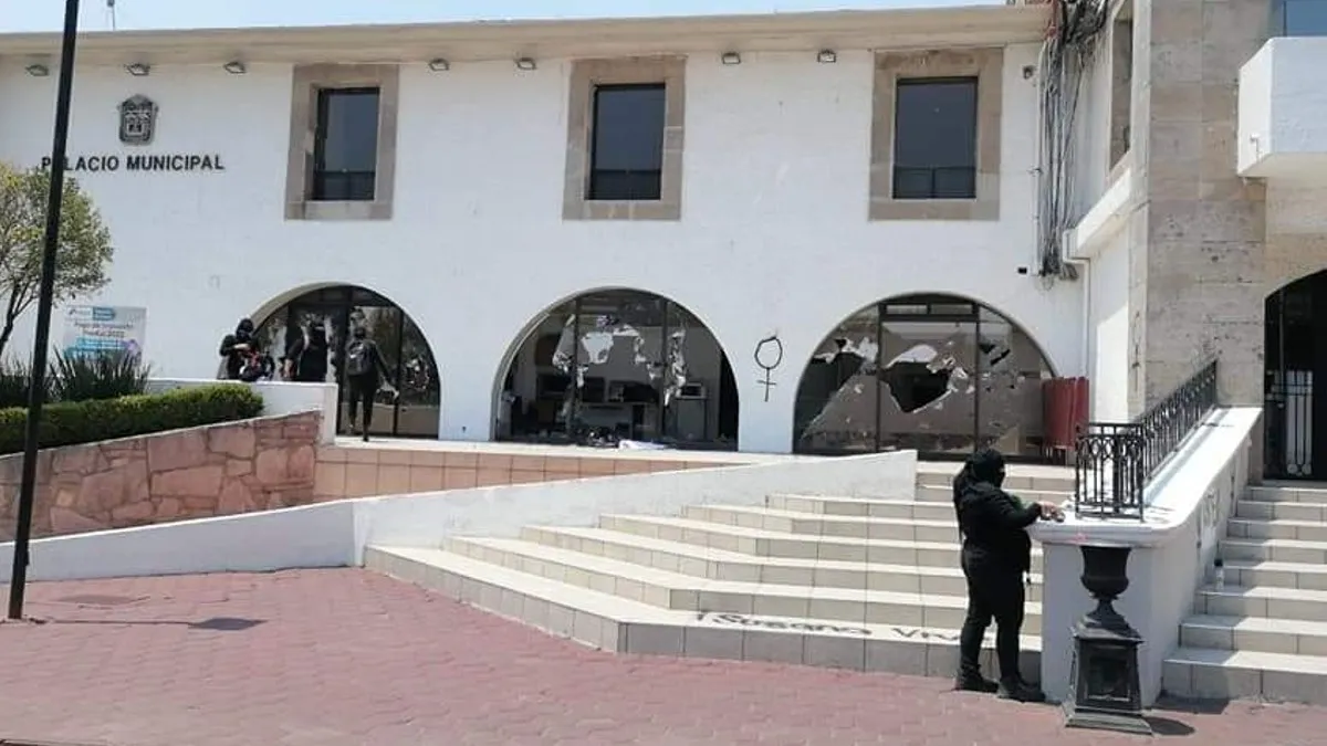 Bloque Negro feminista rompió vidrios del palacio municipal de Atizapán