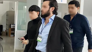 El cantante Junio H acudió a instalaciones de la Fiscalía de Jalisco para declarar por una carpeta de investigación abierta en su contra tras cantar un corrido dedicado a un exintegrante del Cártel de Sinaloa. Foto: Gobierno de Jalisco
