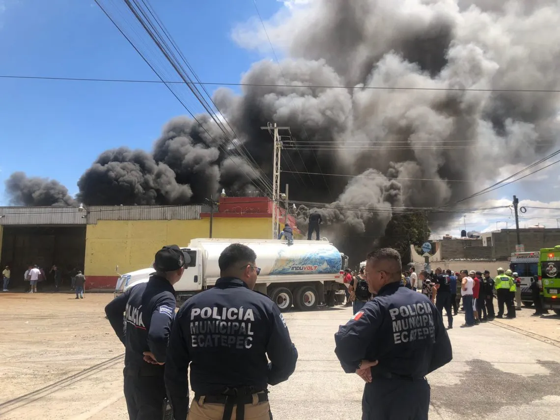 Ecatepec: Arde recicladora de plásticos, en Chiconautla