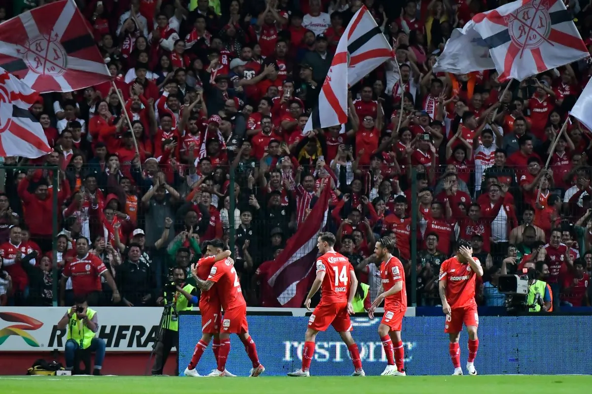 Foto de los jugadores de Toluca celebrando el gol con el que derrotaron a Monterrey.