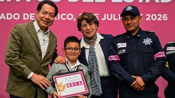 Delfina Gómez entrega becas a hijas e hijos de policías operativos