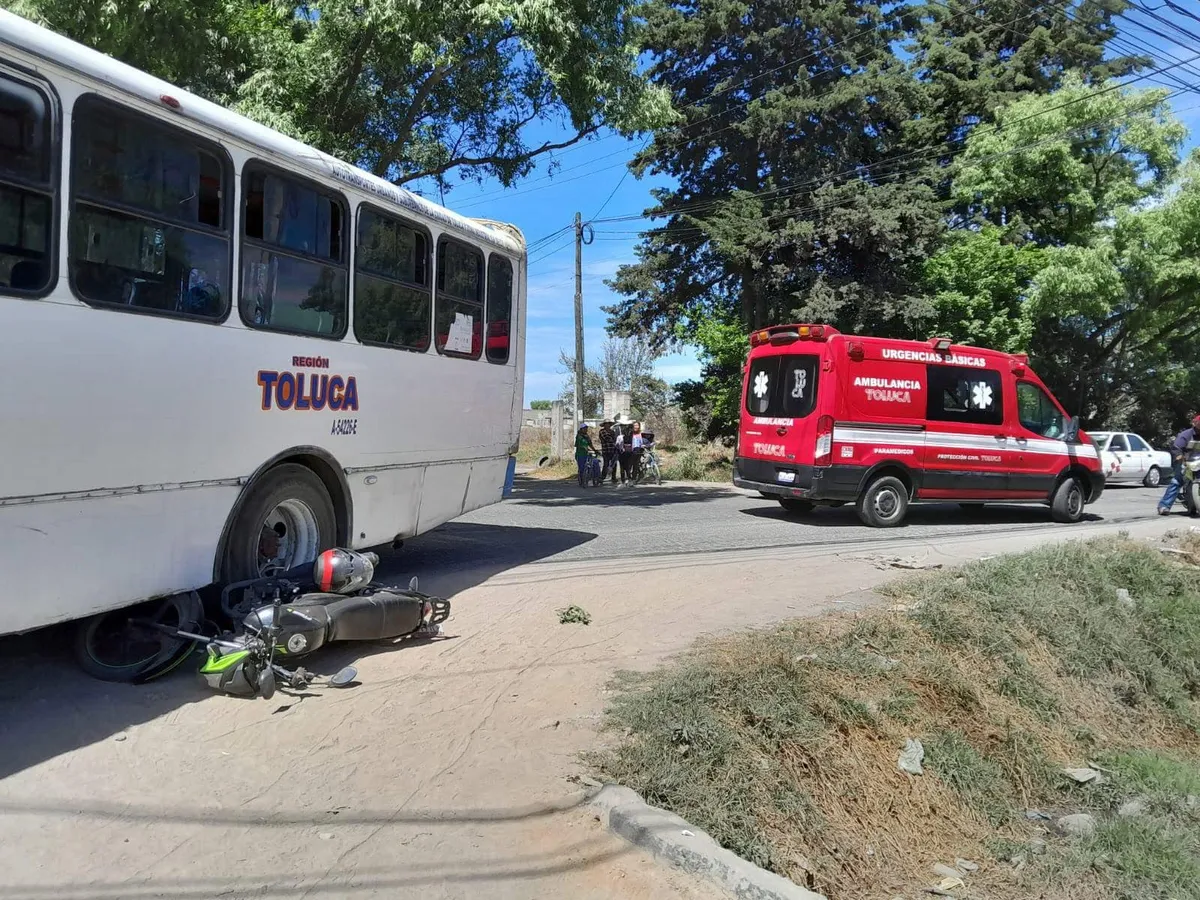 El motociclista fue trasladado al Centro Médico Adolfo López Mateos para recibir atención especializada.
