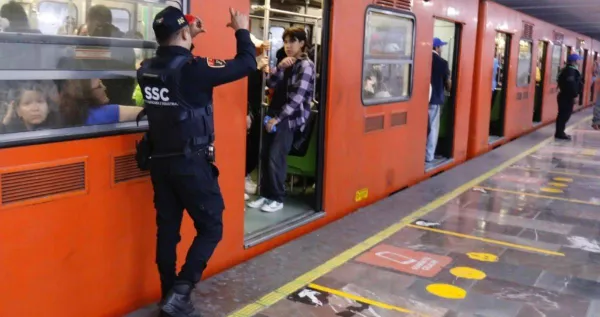 A través de redes sociales, pasajeros manifestaron su inconformidad por los tiempos de espera prolongados.