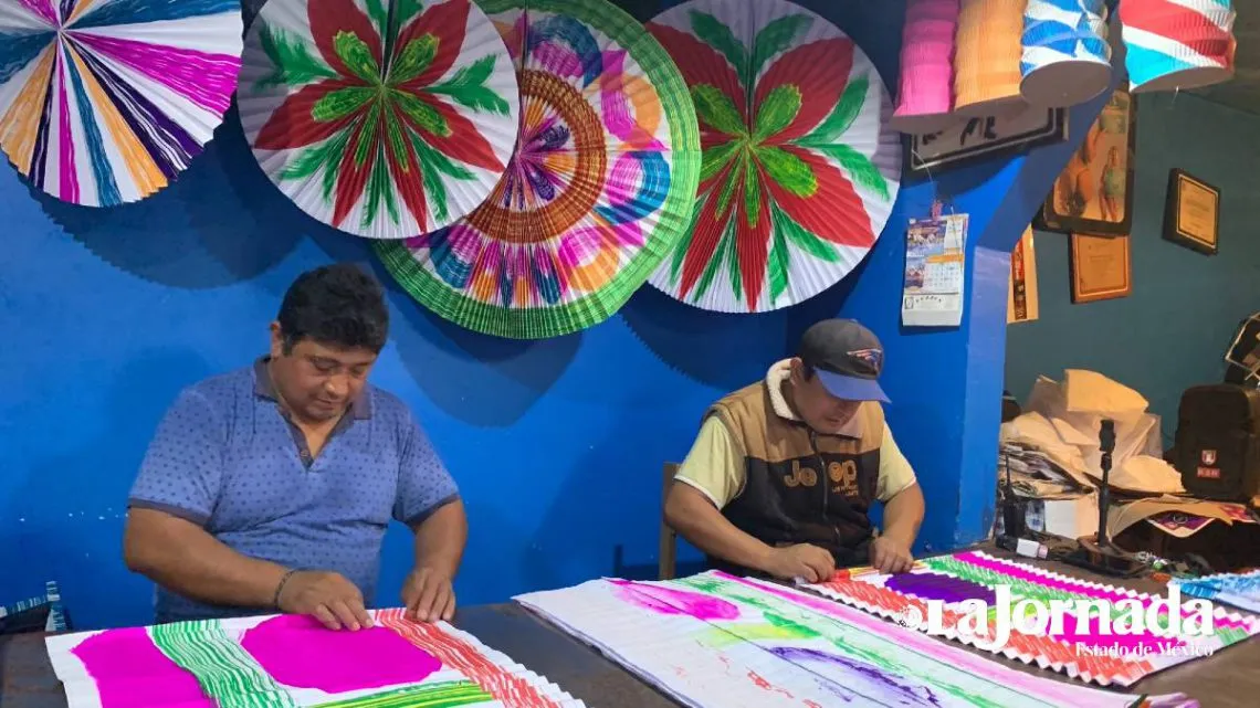 Los hermanos Chávez Chávez crean faroles de papel en Zumpango