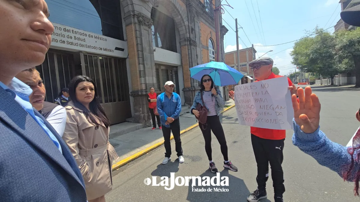 Trabajadores de salud se manifiestan en Toluca