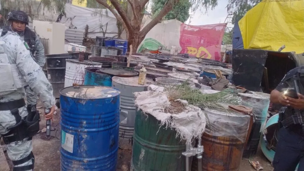 Atenco: Localizan tambos con sustancias tóxicas en un predio; hay cuatro detenidos