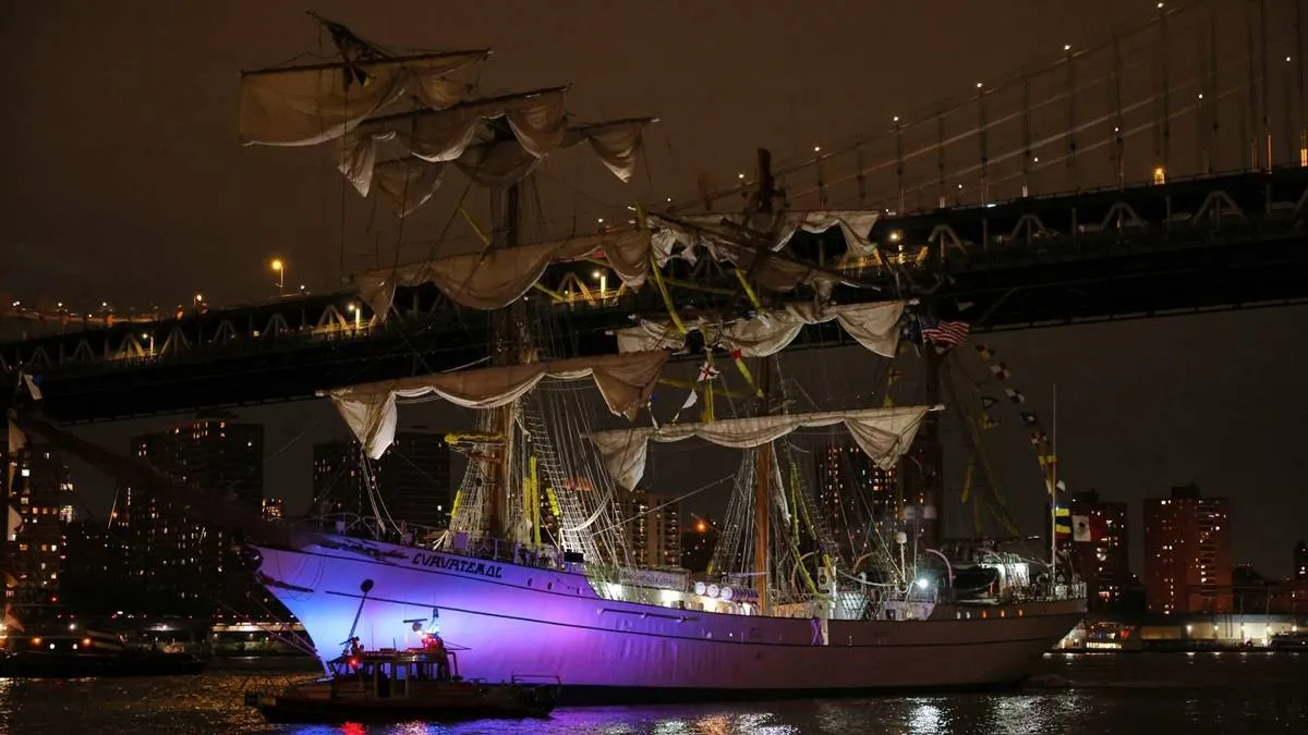 Buque mexicano “Cuauhtémoc” choca con Puente de Brooklyn