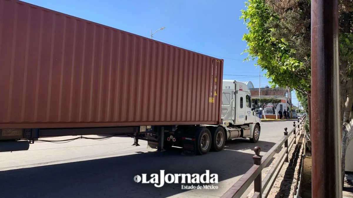 Tráiler derriba postes de luz en Tequisistlán, Tezoyuca