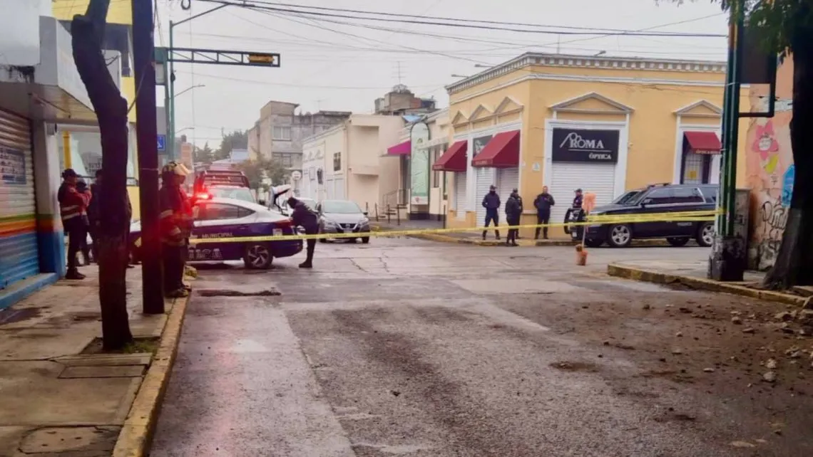 Toluca: Colapsa barda de un edificio antiguo