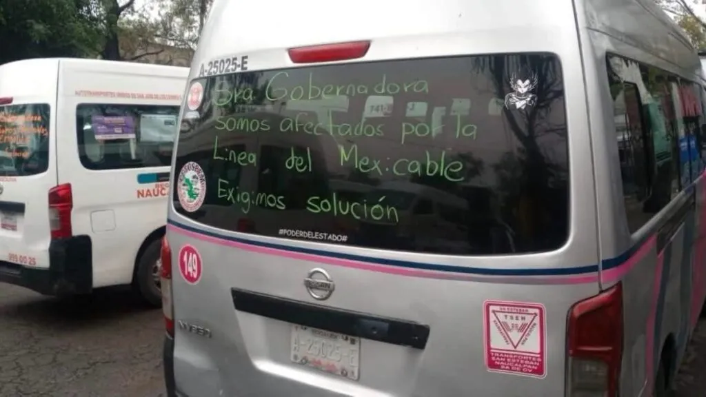 Bloqueo en Metro Toreo por choferes que protestan contra el Mexicable de la línea 3