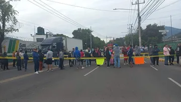 Tlalnepantla: Bloquean avenida en San Juan Ixhuatepec para exigir clausura de una empresa