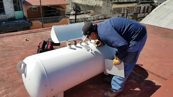 Estos costos son determinados por la CRE y buscan garantizar precios justos para los consumidores.