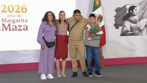 El pato Merlín apareció en la mañanera de Sheinbaum usando la camiseta de la selección mexicana.