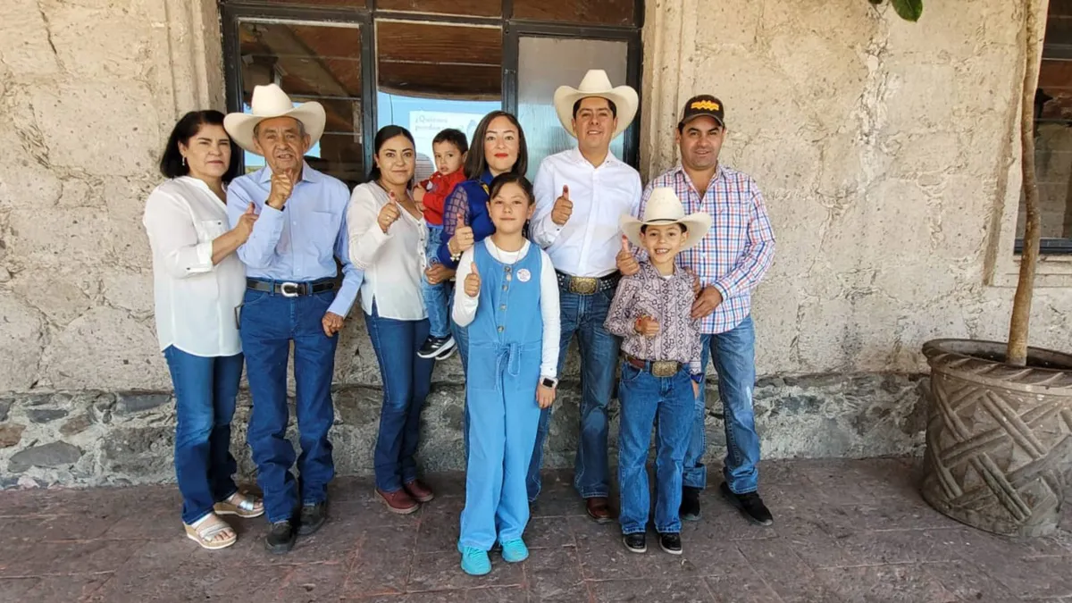 Abuzeid Lozano Castañeda emite su voto en Ixtlahuaca