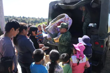 Temoaya: Ejercito entrega apoyos a población vulnerable por bajas temperaturas