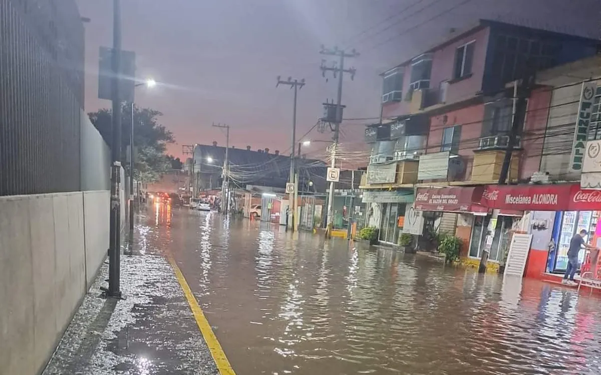 Tultitlán: calles están inundadas por la ruptura de un tubo de varios metros