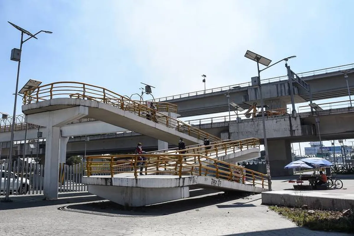 Video: Autoridades evitan tragedia en puente Alfredo del Mazo, Toluca