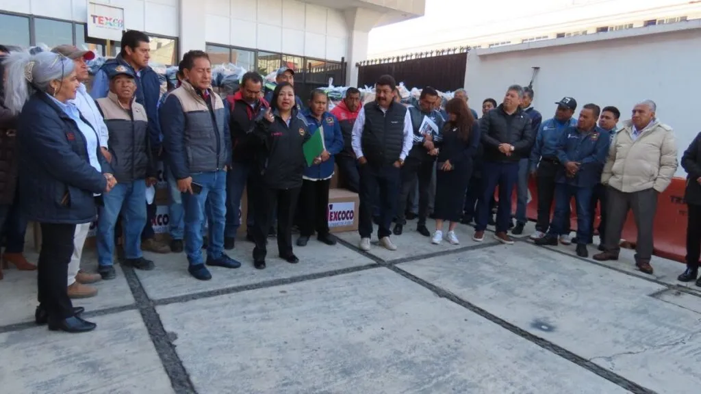 Gobierno de Texcoco entregó uniformes y arcones navideños a personal sindicalizado