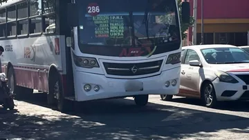 Choque en Toluca deja un motociclista lesionado