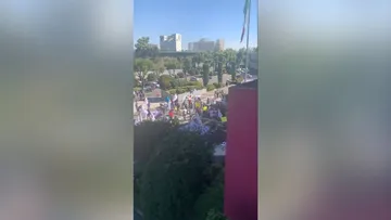 Manifestantes ingresan a las oficinas del INE