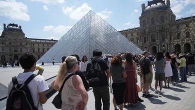 Turistas en largas filas esperaban información sobre la insólita interrupción de las actividades en el recinto.