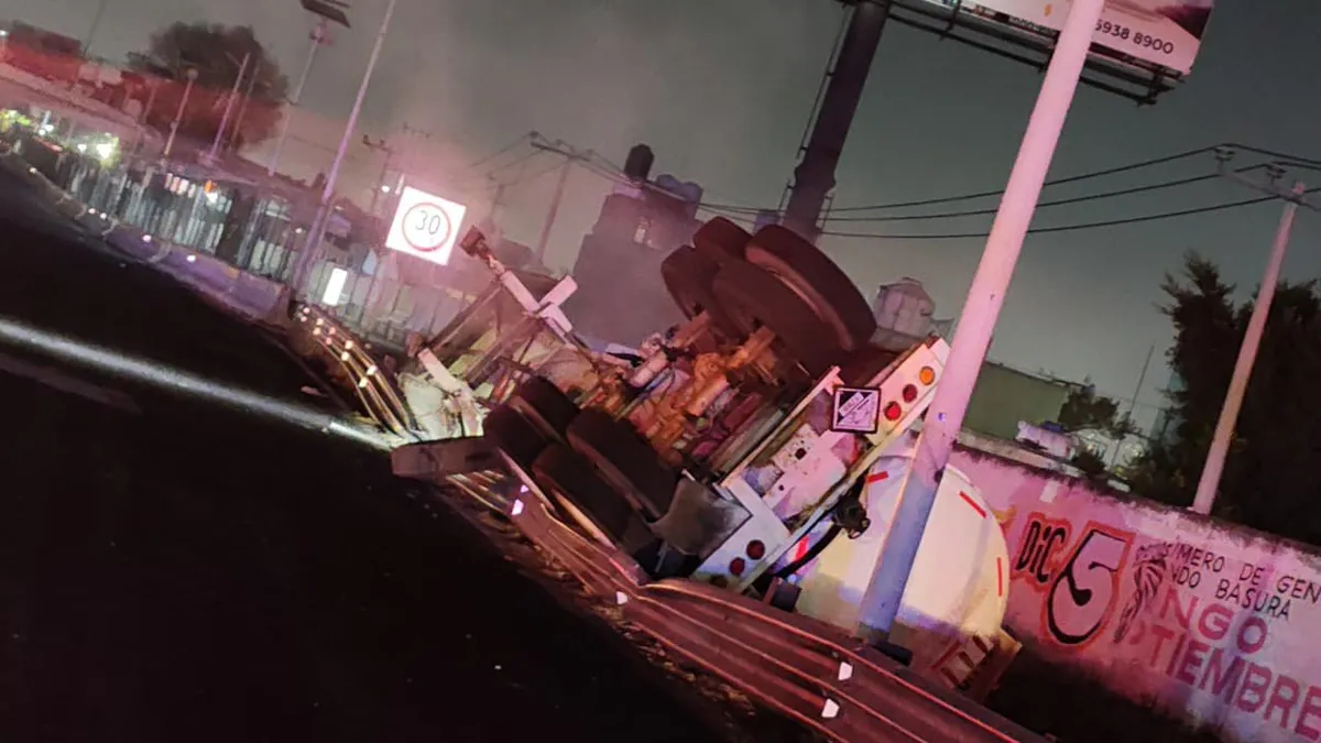 [VIDEO] Cerrada la México-Pachuca tras volcadura de pipa con sustancia peligrosa